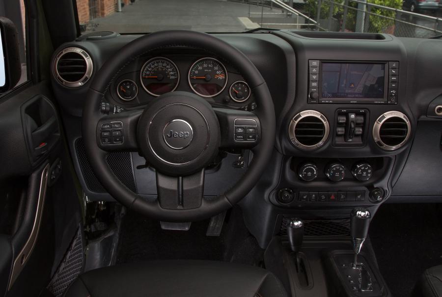 Панель приборов Jeep Wrangler 75th Anniversary 2016 года  (EU) (фото 13 из 18)